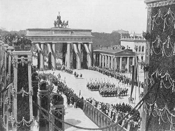 Germany Berlin. An Imperial procession passes through the Brandenburger