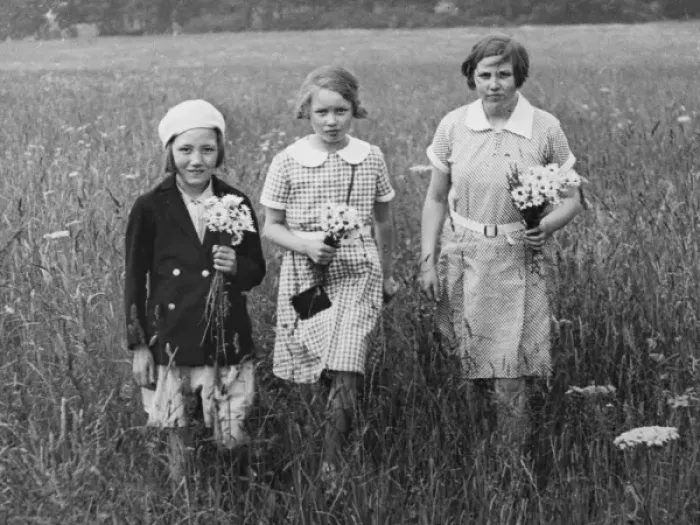 Framed Print : Three girls with flowers, Box Hill 1936 Framed Print : Three girls with flowers, Box Hill 1936