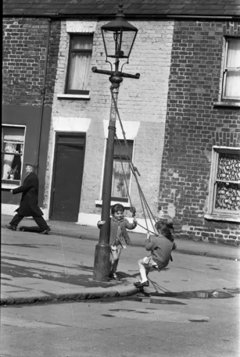 Framed Print : Girls playing in Milton Street, Belfast, Northern Ireland Framed Print : Girls playing in Milton Street, Belfast, Northern Ireland