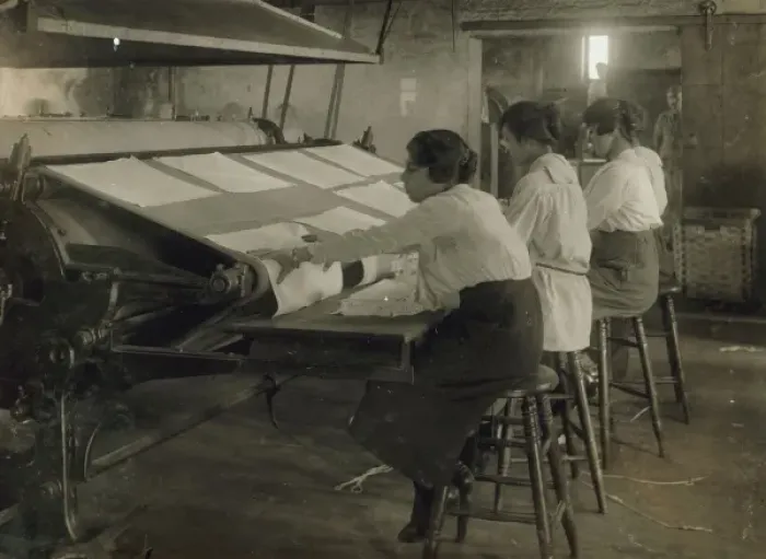 Framed Print : Girls working at mangle in Bonanno Laundry, 12 Foster Wharf Framed Print : Girls working at mangle in Bonanno Laundry, 12 Foster Wharf