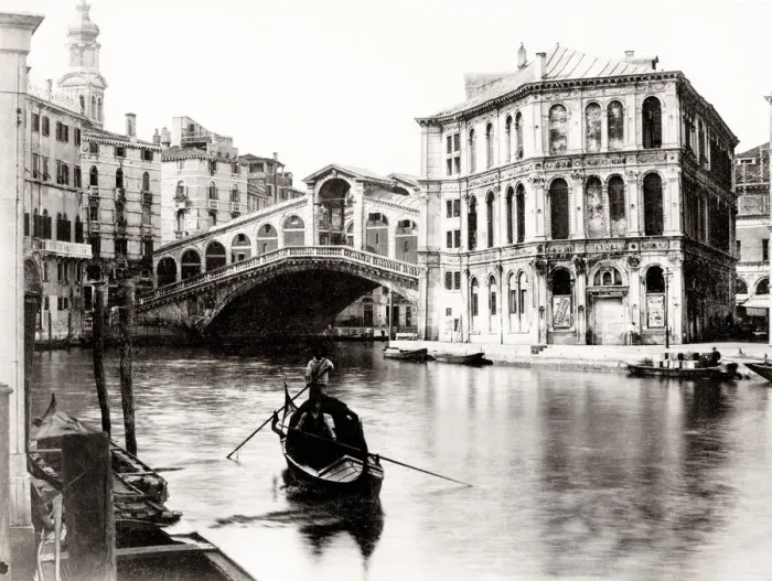Framed Print : Gondola in the canal in front of the Rialto Bridge, Venice
