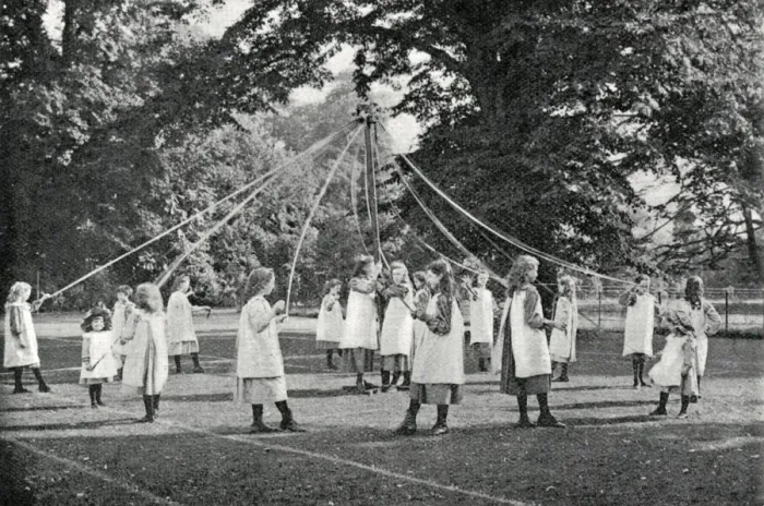 Framed Print : Gordon House Industrial School, Isleworth - Maypole dancing Framed Print : Gordon House Industrial School, Isleworth - Maypole dancing