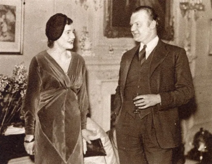 Framed Print : Gordon West talks to Miss Helen Villiers, the younger daughter of Lady Kahleen Villers Framed Print : Gordon West talks to Miss Helen Villiers, the younger daughter of Lady Kahleen Villers
