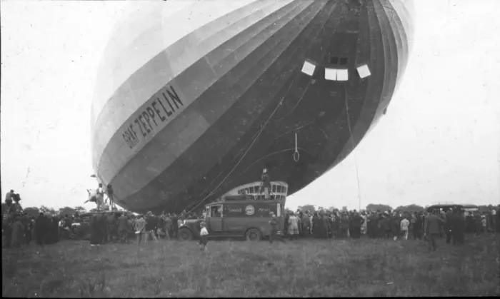 Framed Print : The Graf Zeppelin LZ 127 from Kew Ground Framed Print : The Graf Zeppelin LZ 127 from Kew Ground