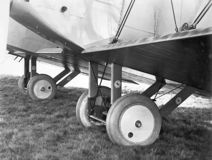 Framed Print : Grahame-White E 4 The Ganymede showing the undercarriage