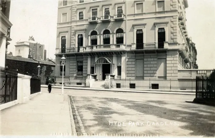 Framed Print : A Grand Apartment Block on Hyde Park Gardens, London. Date: 1909 Framed Print : A Grand Apartment Block on Hyde Park Gardens, London. Date: 1909