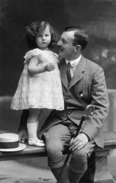 Framed Print : Grand Duke Kirill of Russia with his daughter Marie Framed Print : Grand Duke Kirill of Russia with his daughter Marie
