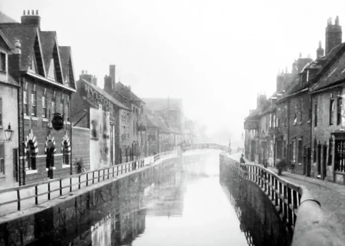 Framed Print : Grand Union Canal, Leicester, early 1900s Framed Print : Grand Union Canal, Leicester, early 1900s
