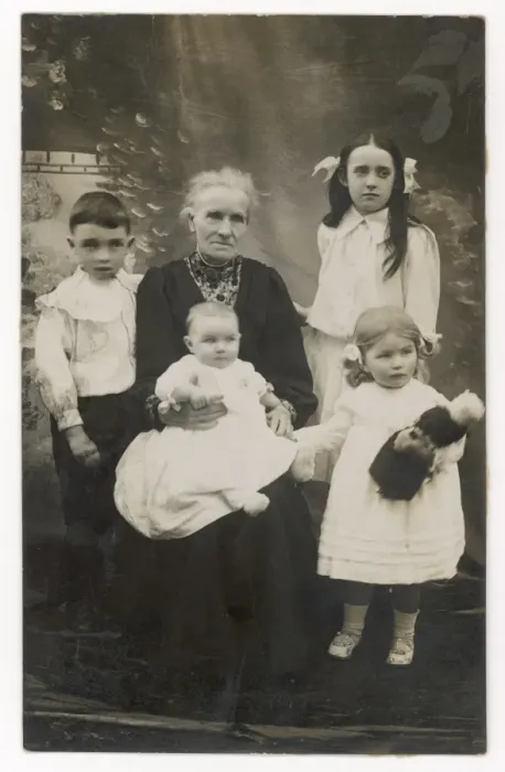 Framed Print : Grandmother / 4 Children Framed Print : Grandmother / 4 Children