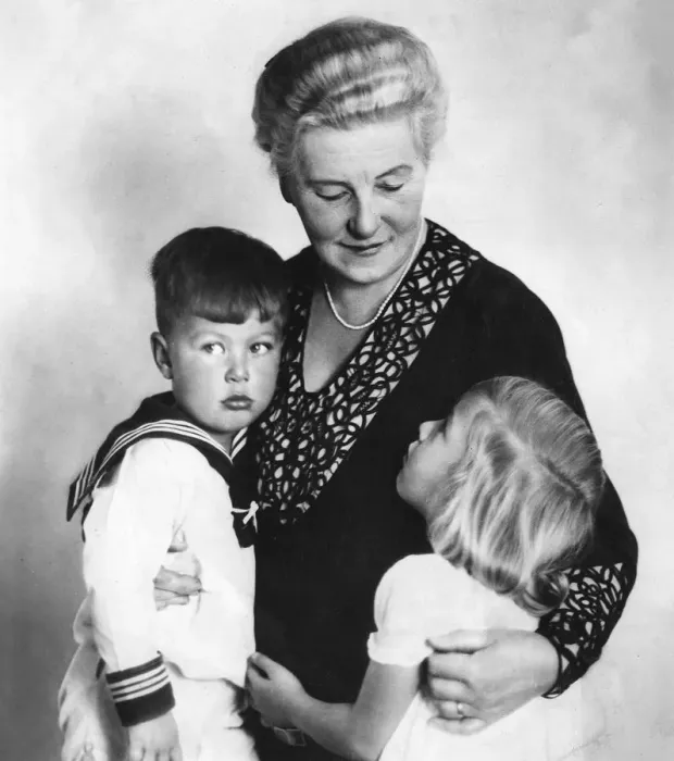 Framed Print : Grandmother / Children Framed Print : Grandmother / Children