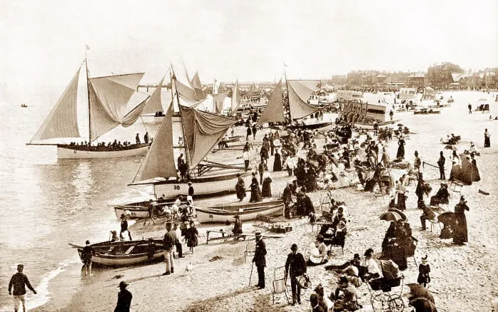 Framed Print : Great Yarmouth Beach early 1900s Framed Print : Great Yarmouth Beach early 1900s