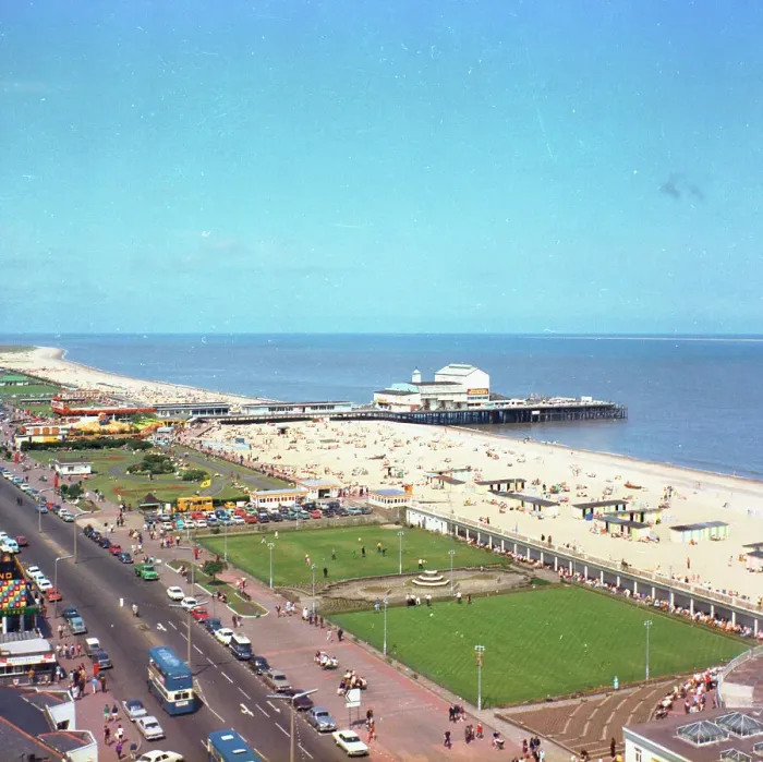 Framed Print : Great Yarmouth - Marine Parade and sands