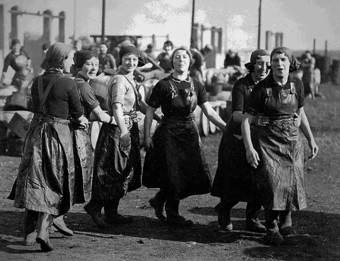 Framed Print : Great Yarmouth, Scottish Fisher Girls