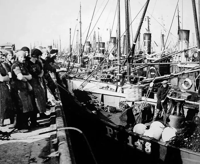 Framed Print : Great Yarmouth, Scottish Fisher Girls Framed Print : Great Yarmouth, Scottish Fisher Girls