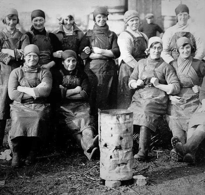 Framed Print : Great Yarmouth, Scottish Fisher Girls Framed Print : Great Yarmouth, Scottish Fisher Girls