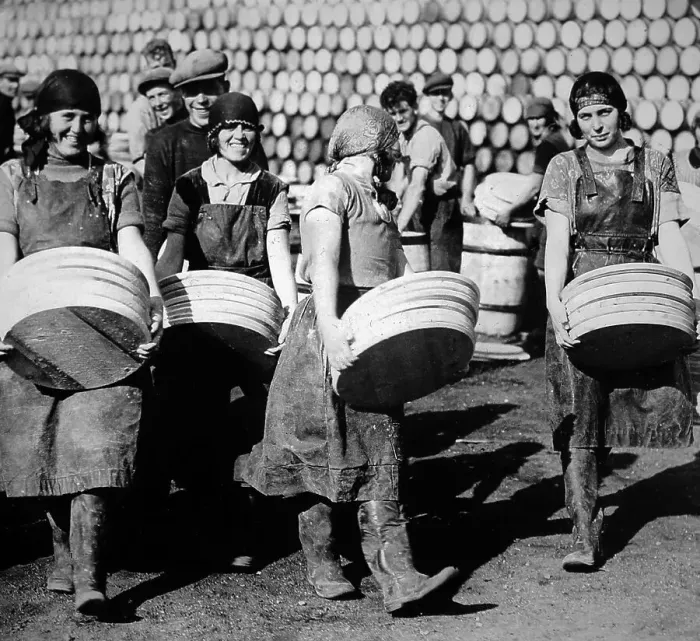 Framed Print : Great Yarmouth, Scottish Fisher Girls Framed Print : Great Yarmouth, Scottish Fisher Girls
