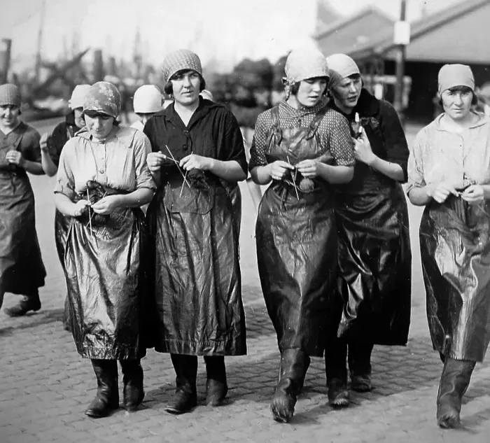 Framed Print : Great Yarmouth, Scottish Fisher Girls Framed Print : Great Yarmouth, Scottish Fisher Girls