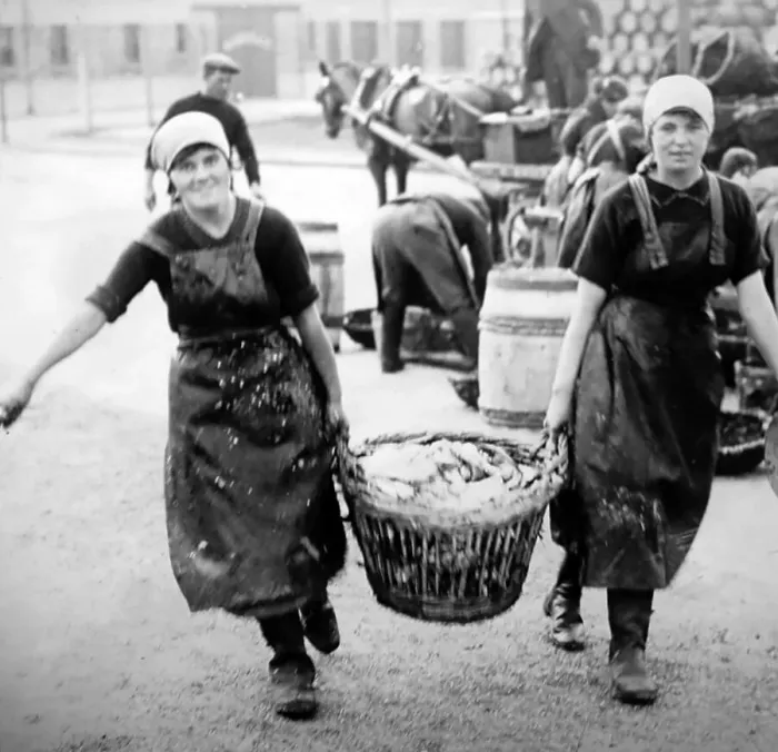 Framed Print : Great Yarmouth, Scottish Fisher Girls Framed Print : Great Yarmouth, Scottish Fisher Girls