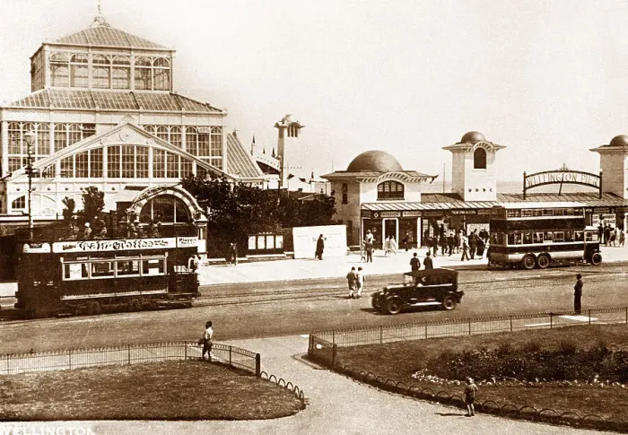 Framed Print : Great Yarmouth Wellington Pier and Winter Gardens Framed Print : Great Yarmouth Wellington Pier and Winter Gardens