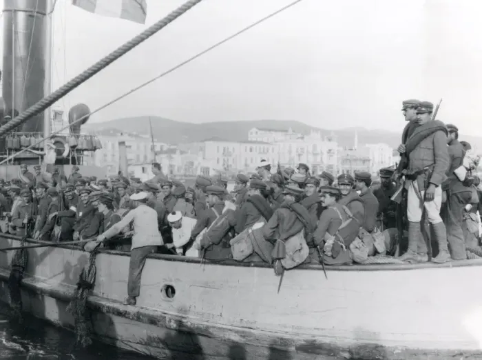 Framed Print : Greek troops landing at Salonika, WW1 Framed Print : Greek troops landing at Salonika, WW1