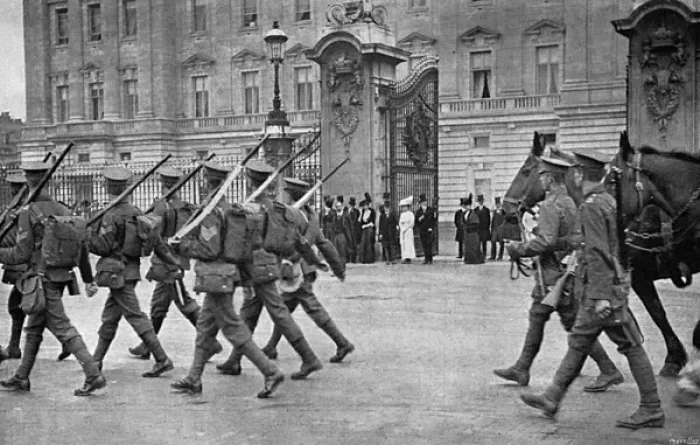 Framed Print : Grenadier Guards in London 1914 Framed Print : Grenadier Guards in London 1914
