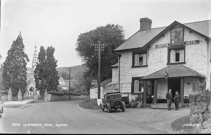 Framed Print : Griffin Hotel in Llanbedr Framed Print : Griffin Hotel in Llanbedr