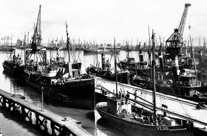 Framed Print : Grimsby Dock early 1900s Framed Print : Grimsby Dock early 1900s