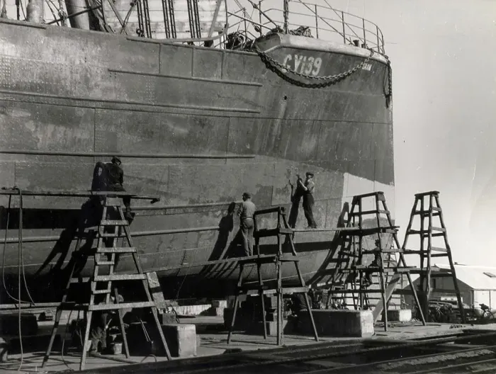 Framed Print : Grimsby, Lincolnshire, England, the port which is famous for its high standard of workmanship in ship repairs, dealing mainly with trawlers. A ship is shown being scaled. Date: 1950s Framed Print : Grimsby, Lincolnshire, England, the port which is famous for its high standard of workmanship in ship repairs, dealing mainly with trawlers. A ship is shown being scaled. Date: 1950s