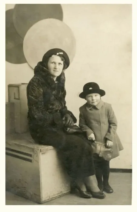 Framed Print : Grimsby - Mother and young daughter in Sunday best Framed Print : Grimsby - Mother and young daughter in Sunday best