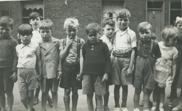 Framed Print : A group of children lined up for a photograph in a terraced street. Date: 1930s Framed Print : A group of children lined up for a photograph in a terraced street. Date: 1930s