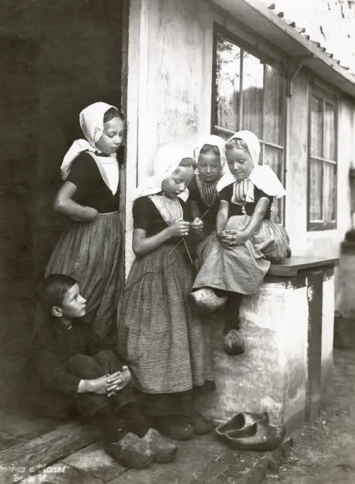 Framed Print : A group of Dutch fisherchildren, four girls and a boy, wearing traditional costumes Framed Print : A group of Dutch fisherchildren, four girls and a boy, wearing traditional costumes