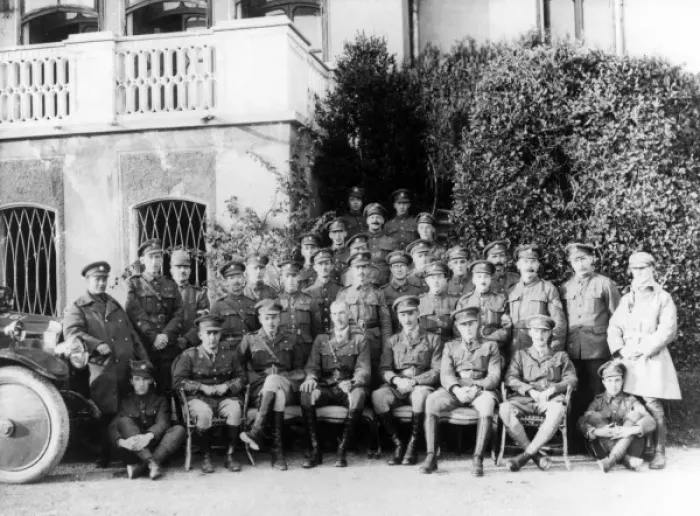 Framed Print : Group photo of British Army officers and soldiers, WW1 Framed Print : Group photo of British Army officers and soldiers, WW1