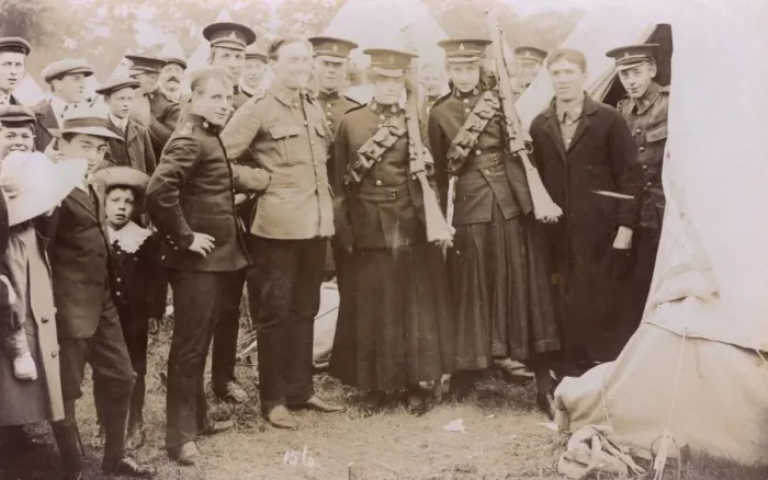 Framed Print : Group photo, British soldiers and civilians, WW1 Framed Print : Group photo, British soldiers and civilians, WW1