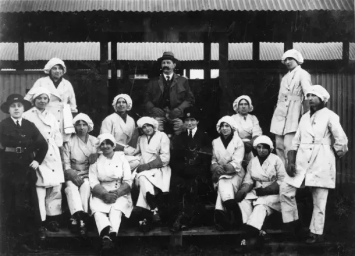 Framed Print : Group photo, munitions factory workers, Hereford, WW1 Framed Print : Group photo, munitions factory workers, Hereford, WW1