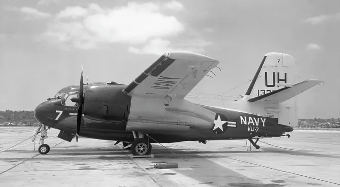 Framed Print : Grumman US-2C Tracker 133360