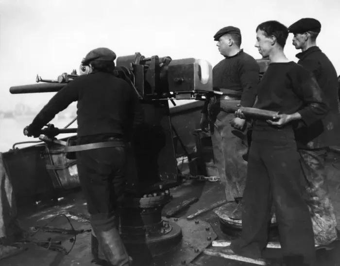 Framed Print : Gun crew drilling on British trawler HM Principal, WW1 Framed Print : Gun crew drilling on British trawler HM Principal, WW1