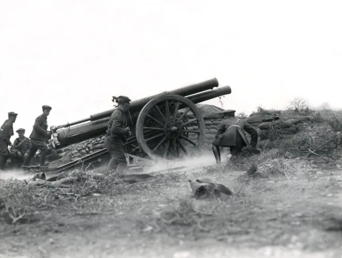 Framed Print : Gunners with 60-pound gun, Salonika Front, WW1 Framed Print : Gunners with 60-pound gun, Salonika Front, WW1