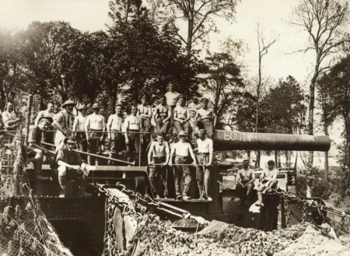 Framed Print : Gunners with Howitzer named Bunty, Western Front, WW1 Framed Print : Gunners with Howitzer named Bunty, Western Front, WW1