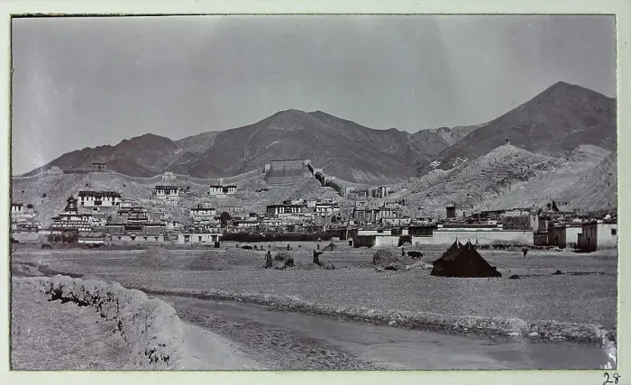 Framed Print : Gyantse town, from a fascinating album which reveals new details on a little-known campaign in which a British military force brushed aside Tibetan defences to capture Lhasa, in 1904