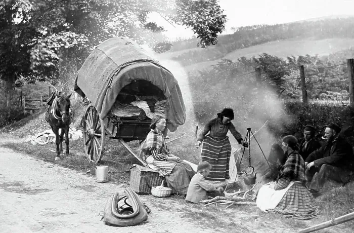 Framed Print : A gypsy encampment, Victorian period Framed Print : A gypsy encampment, Victorian period