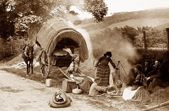 Framed Print : A gypsy encampment, Victorian period Framed Print : A gypsy encampment, Victorian period