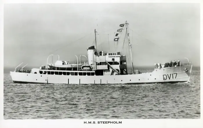 Framed Print : H. M. S. Steepholm (DV17) - Isles-class trawler Framed Print : H. M. S. Steepholm (DV17) - Isles-class trawler