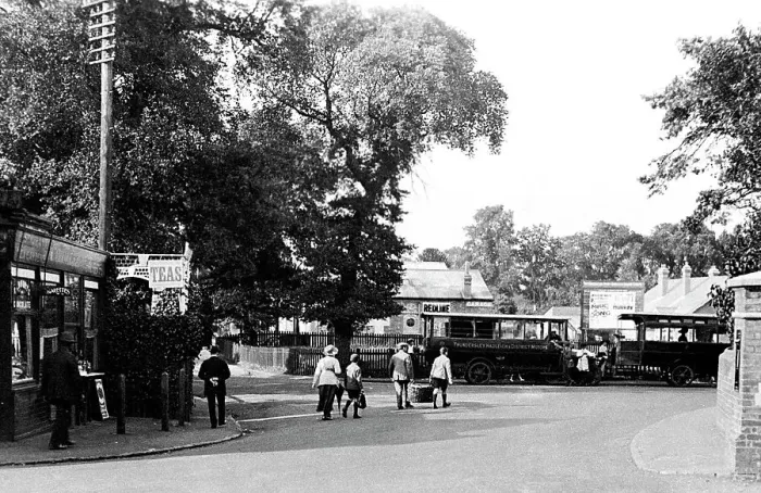 Framed Print : Hadleigh London Road probably 1920s Framed Print : Hadleigh London Road probably 1920s