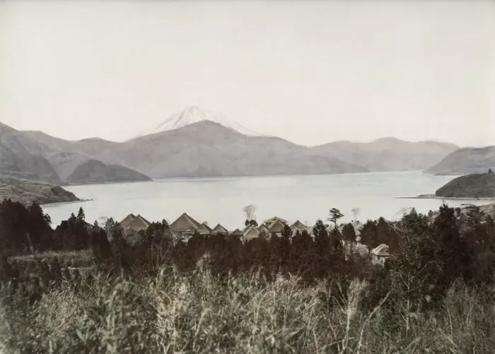 Framed Print : Hakone Lake and Mount Fuji, Fujiyama capped with snow Framed Print : Hakone Lake and Mount Fuji, Fujiyama capped with snow