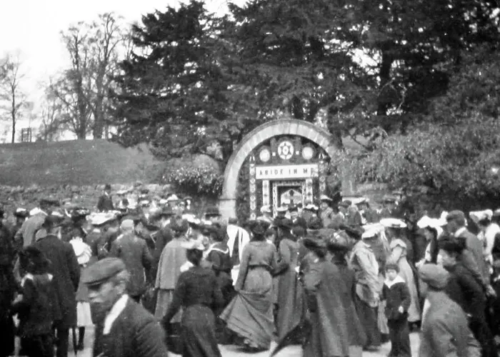 Framed Print : Hall Well, Well Dressing, Tissington, in 1904 Framed Print : Hall Well, Well Dressing, Tissington, in 1904
