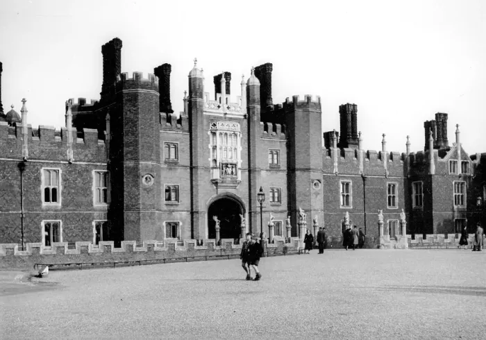 Framed Print : Hampton Court Palace Framed Print : Hampton Court Palace