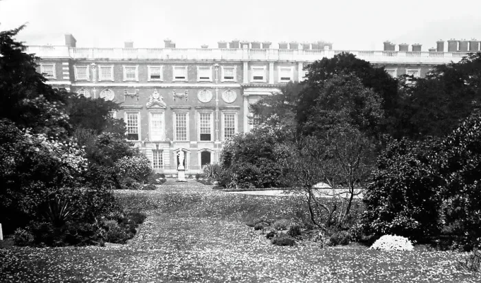 Framed Print : Hampton Court, Victorian peiod Framed Print : Hampton Court, Victorian peiod