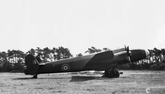 Framed Print : Handley Page HP-57 Halifax B-2