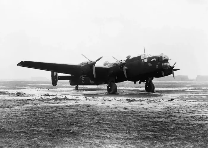 Framed Print : Handley Page HP-57 Halifax B-2 Framed Print : Handley Page HP-57 Halifax B-2