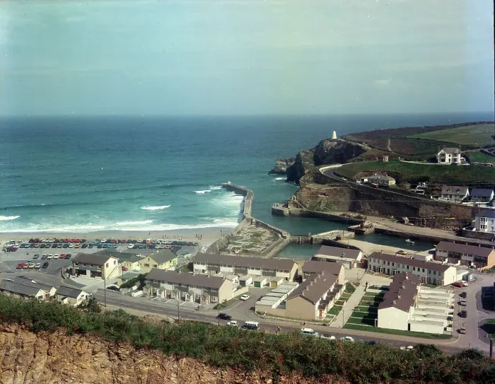 Framed Print : The harbour and Western Hill, Portreath Framed Print : The harbour and Western Hill, Portreath